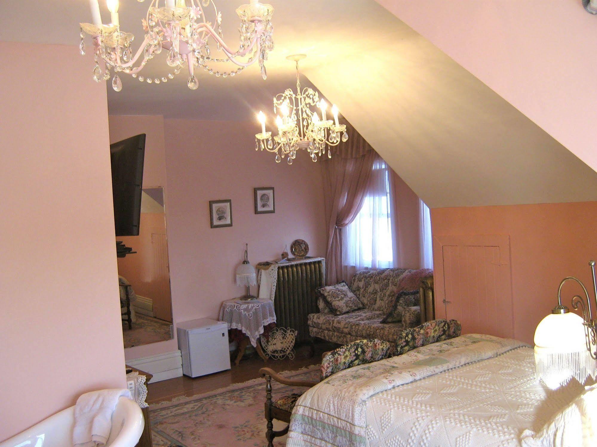 Wakamow Heights Bed And Breakfast Moose Jaw Exterior foto